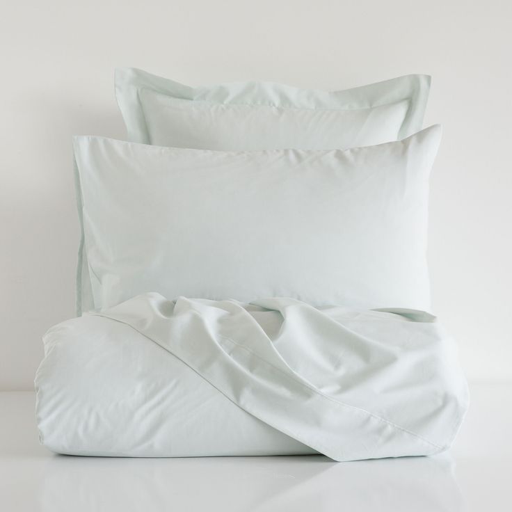 style your bed, luxury hotel bed, bedding layering

pillow